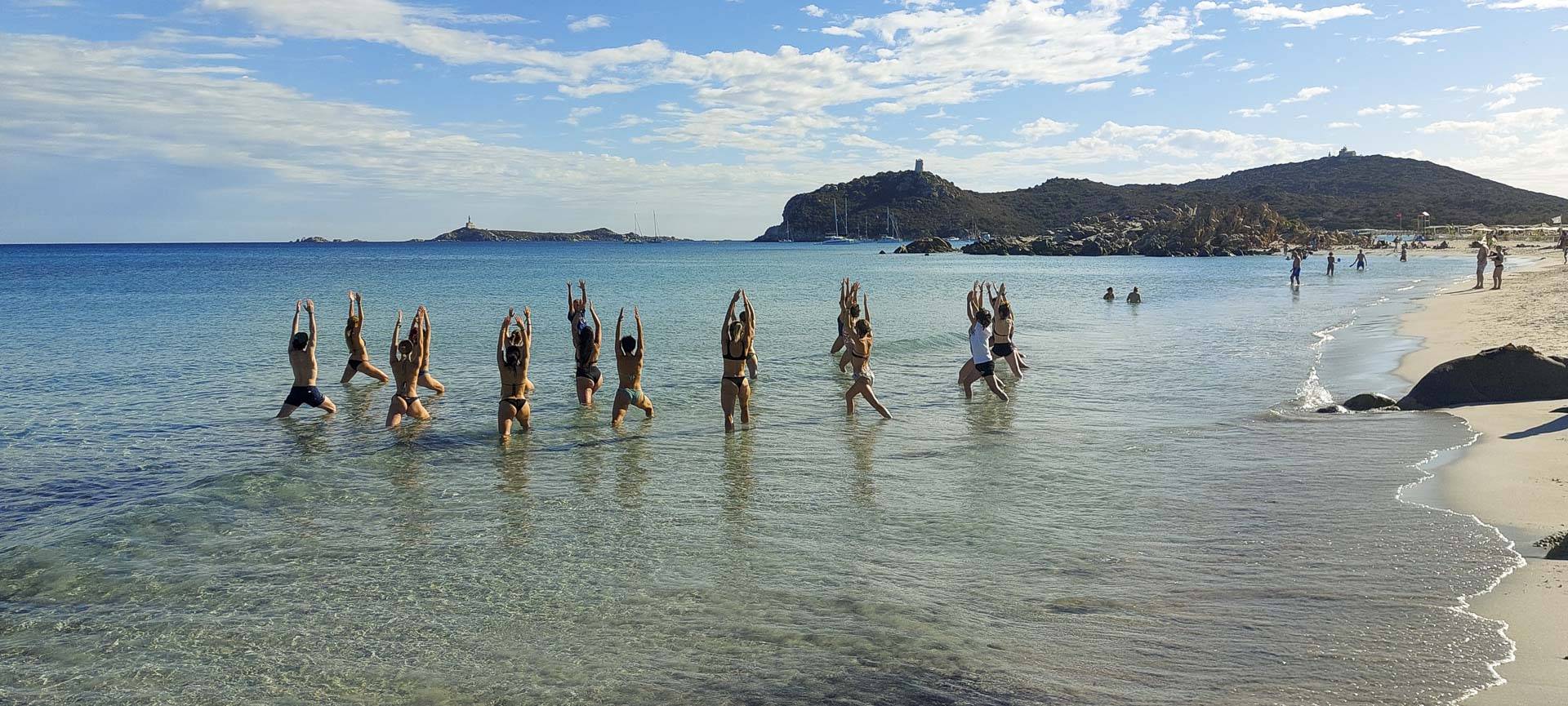 MYNE - Blue Mind, sessione in spiaggia di MinfulYoga in acqua